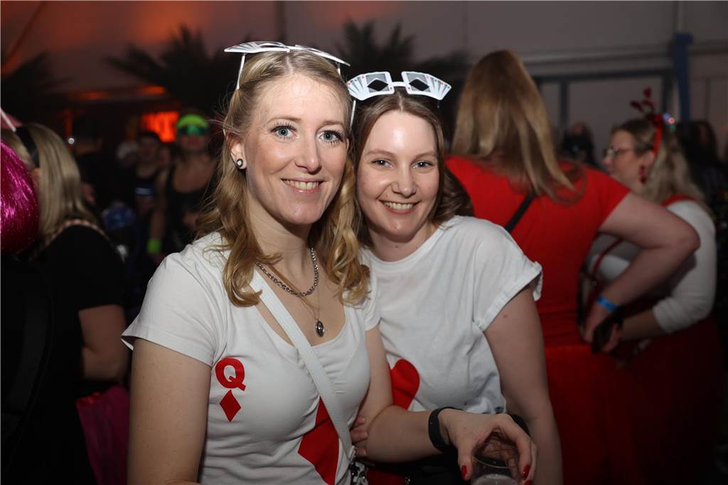 Viele, viele Fotos: So waren die Weiberfastnachtspartys in Olfen 2024 Weiberfastnacht in Olfen 2024