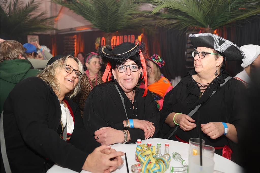 Viele, viele Fotos: So waren die Weiberfastnachtspartys in Olfen 2024 Weiberfastnacht in Olfen 2024