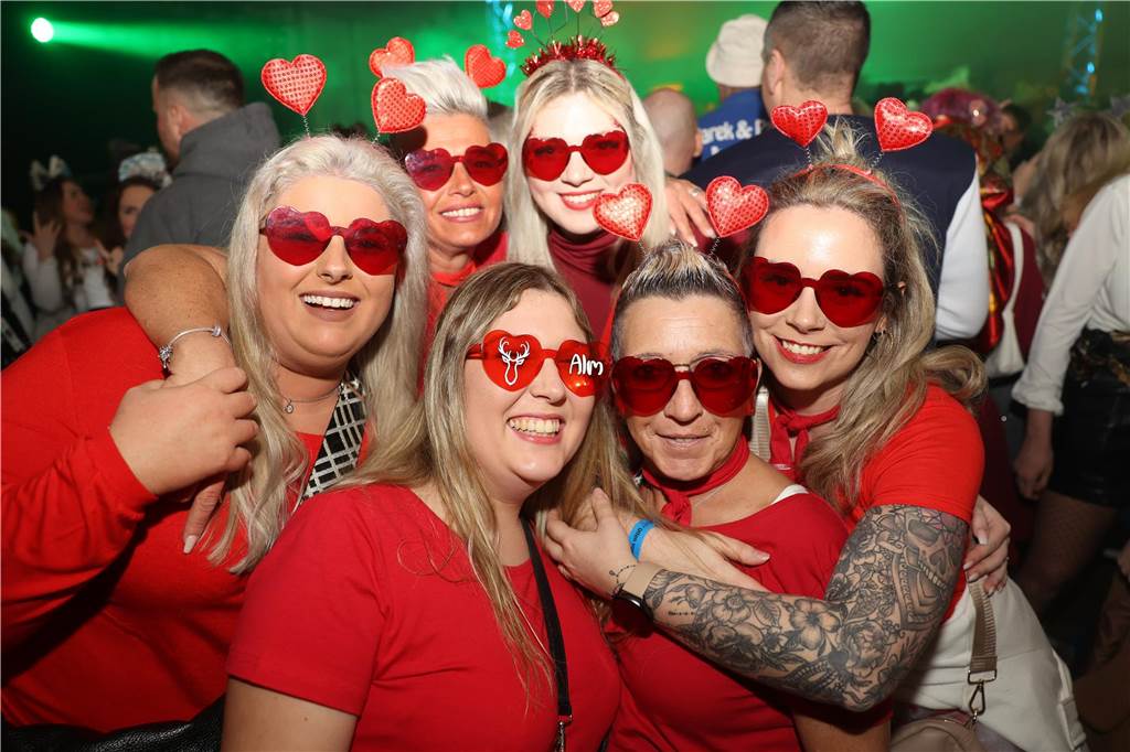 Viele, viele Fotos: So waren die Weiberfastnachtspartys in Olfen 2024 Weiberfastnacht in Olfen 2024
