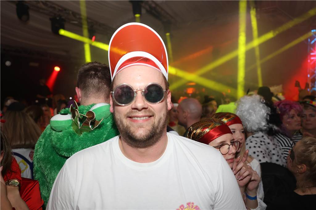 Viele, viele Fotos: So waren die Weiberfastnachtspartys in Olfen 2024 Weiberfastnacht in Olfen 2024