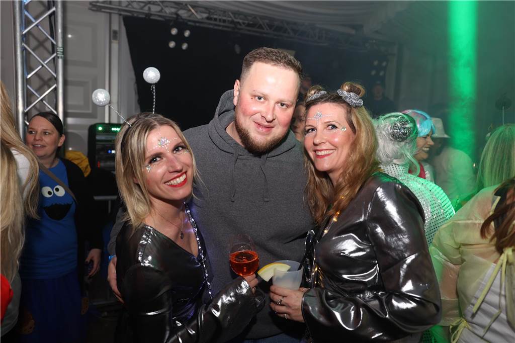 Viele, viele Fotos: So waren die Weiberfastnachtspartys in Olfen 2024 Weiberfastnacht in Olfen 2024