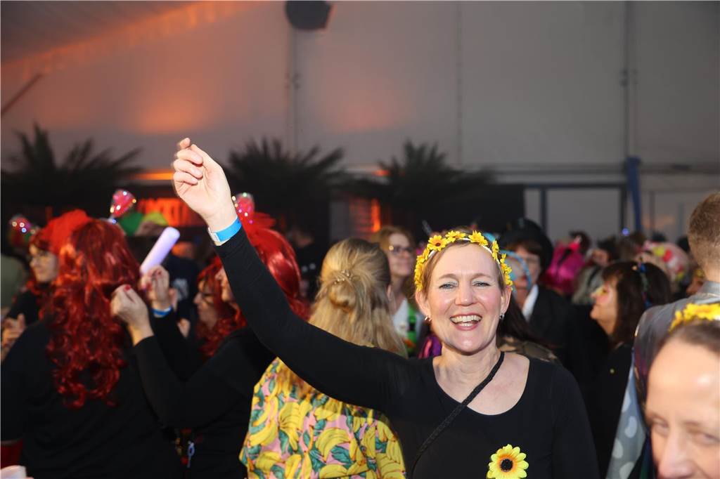 Viele, viele Fotos: So waren die Weiberfastnachtspartys in Olfen 2024 Weiberfastnacht in Olfen 2024