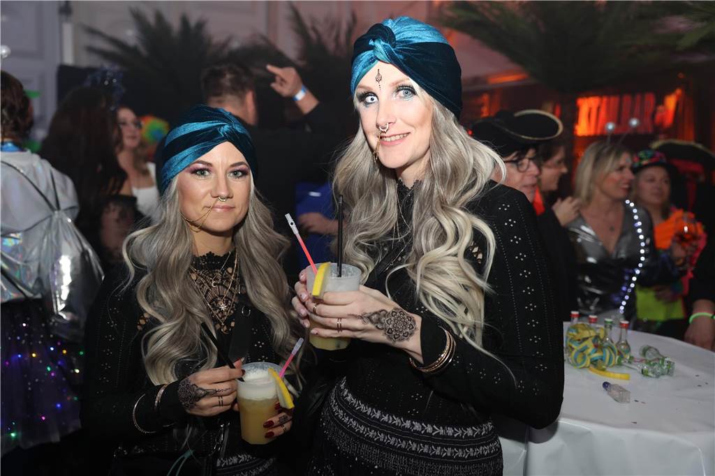 Viele, viele Fotos: So waren die Weiberfastnachtspartys in Olfen 2024 Weiberfastnacht in Olfen 2024