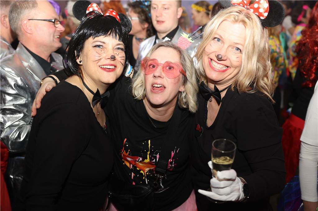 Viele, viele Fotos: So waren die Weiberfastnachtspartys in Olfen 2024 Weiberfastnacht in Olfen 2024
