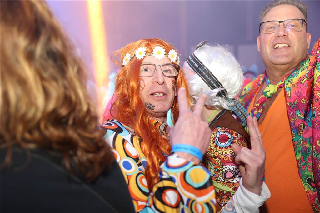 Viele, viele Fotos: So waren die Weiberfastnachtspartys in Olfen 2024 Weiberfastnacht in Olfen 2024