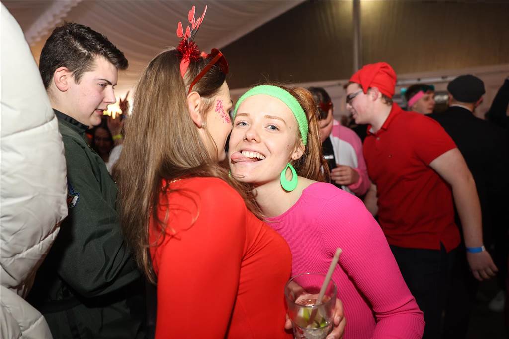 Viele, viele Fotos: So waren die Weiberfastnachtspartys in Olfen 2024 Weiberfastnacht in Olfen 2024