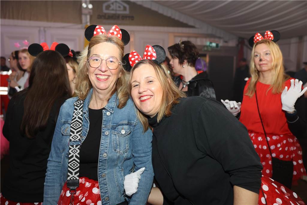 Viele, viele Fotos: So waren die Weiberfastnachtspartys in Olfen 2024 Weiberfastnacht in Olfen 2024