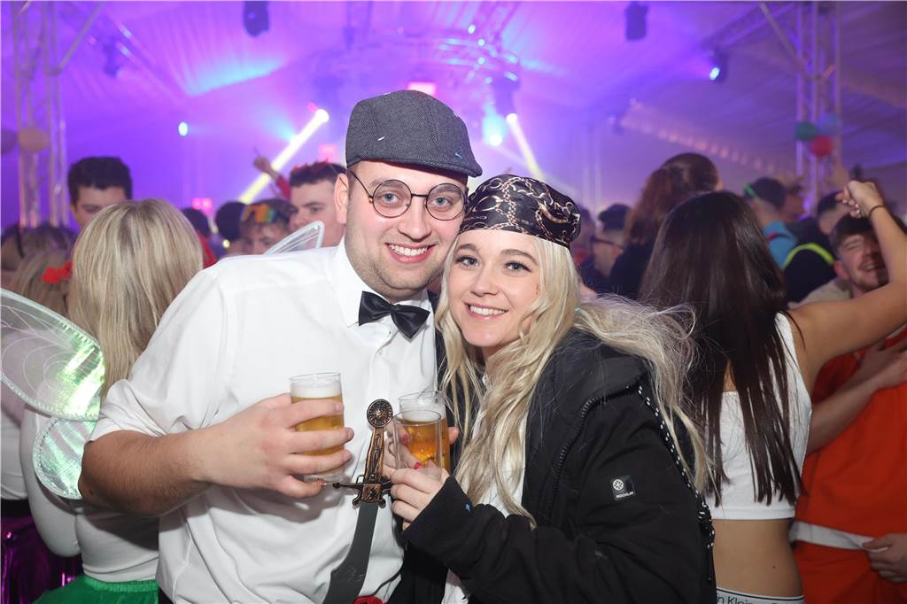 Viele, viele Fotos: So waren die Weiberfastnachtspartys in Olfen 2024 Weiberfastnacht in Olfen 2024