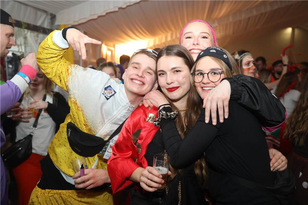 Viele, viele Fotos: So waren die Weiberfastnachtspartys in Olfen 2024 Weiberfastnacht in Olfen 2024