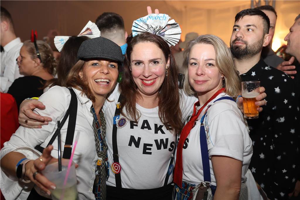 Viele, viele Fotos: So waren die Weiberfastnachtspartys in Olfen 2024 Weiberfastnacht in Olfen 2024