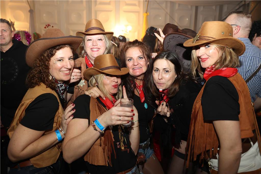 Viele, viele Fotos: So waren die Weiberfastnachtspartys in Olfen 2024 Weiberfastnacht in Olfen 2024