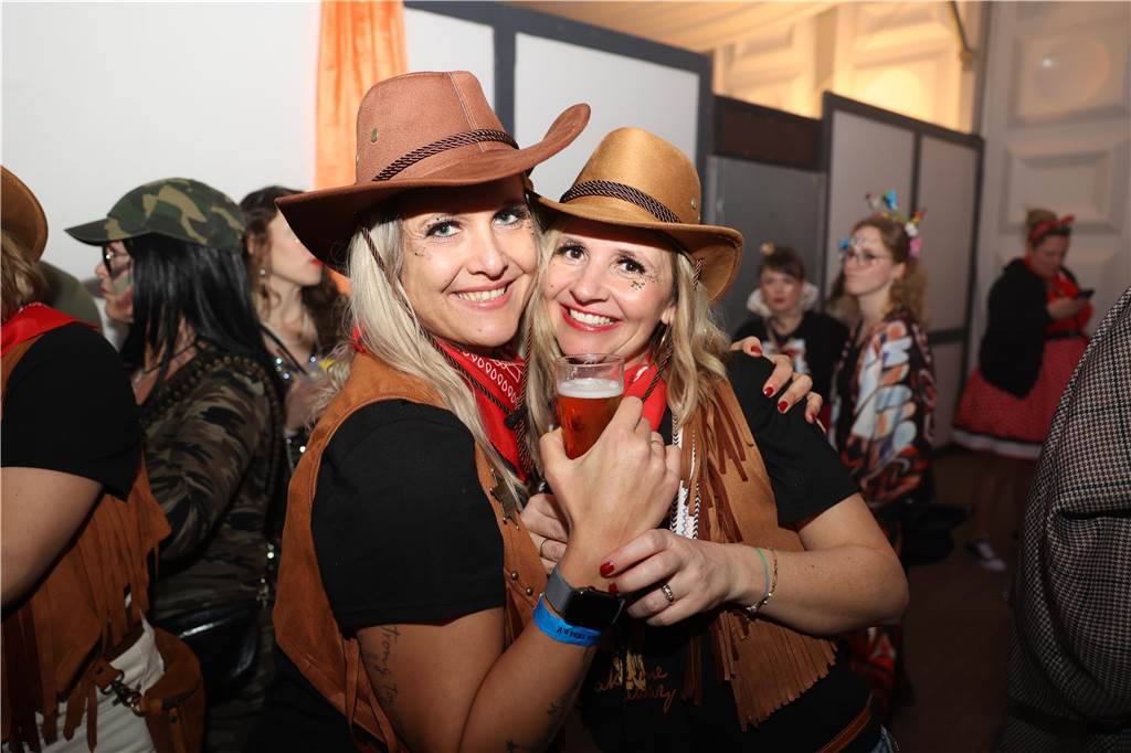 Viele, viele Fotos: So waren die Weiberfastnachtspartys in Olfen 2024 Weiberfastnacht in Olfen 2024
