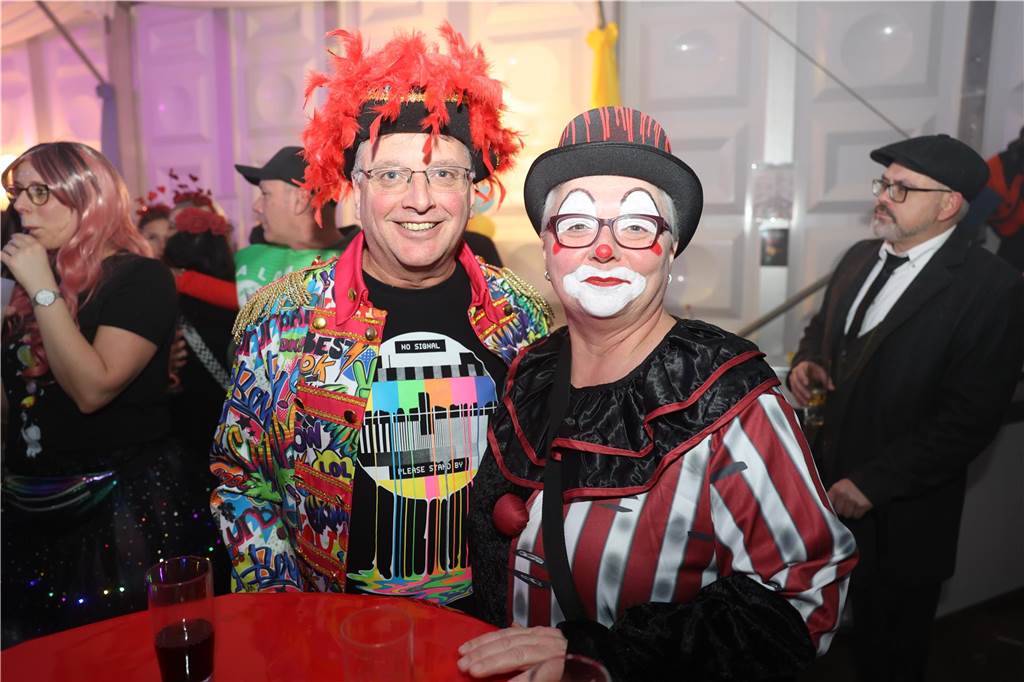 Viele, viele Fotos: So waren die Weiberfastnachtspartys in Olfen 2024 Weiberfastnacht in Olfen 2024