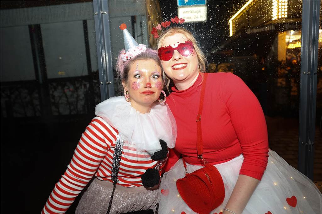 Viele, viele Fotos: So waren die Weiberfastnachtspartys in Olfen 2024 Weiberfastnacht in Olfen 2024