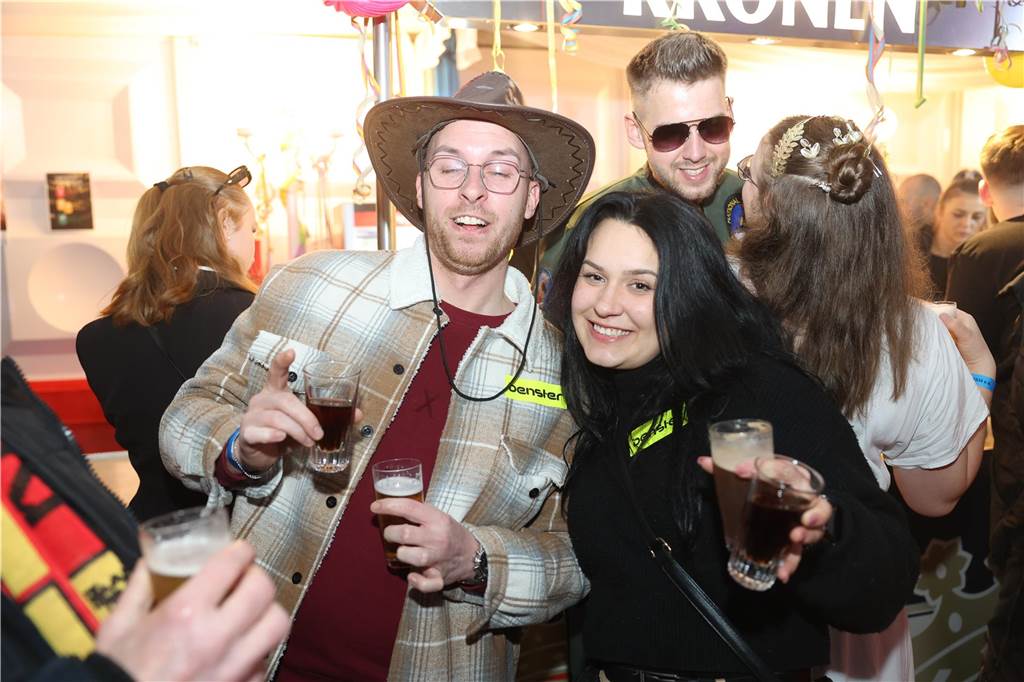 Viele, viele Fotos: So waren die Weiberfastnachtspartys in Olfen 2024 Weiberfastnacht in Olfen 2024