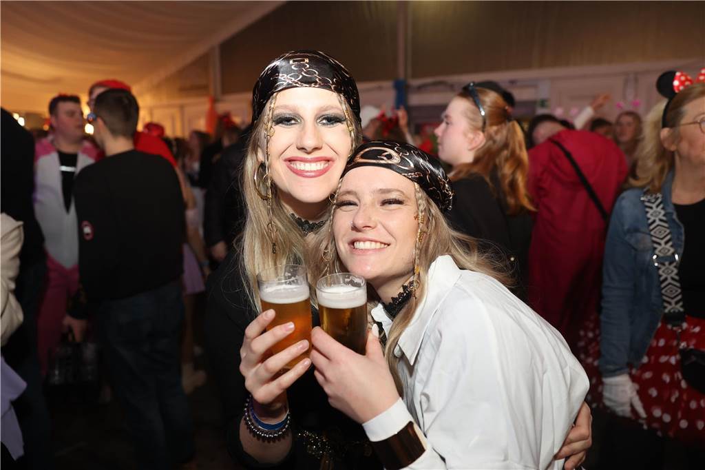 Viele, viele Fotos: So waren die Weiberfastnachtspartys in Olfen 2024 Weiberfastnacht in Olfen 2024