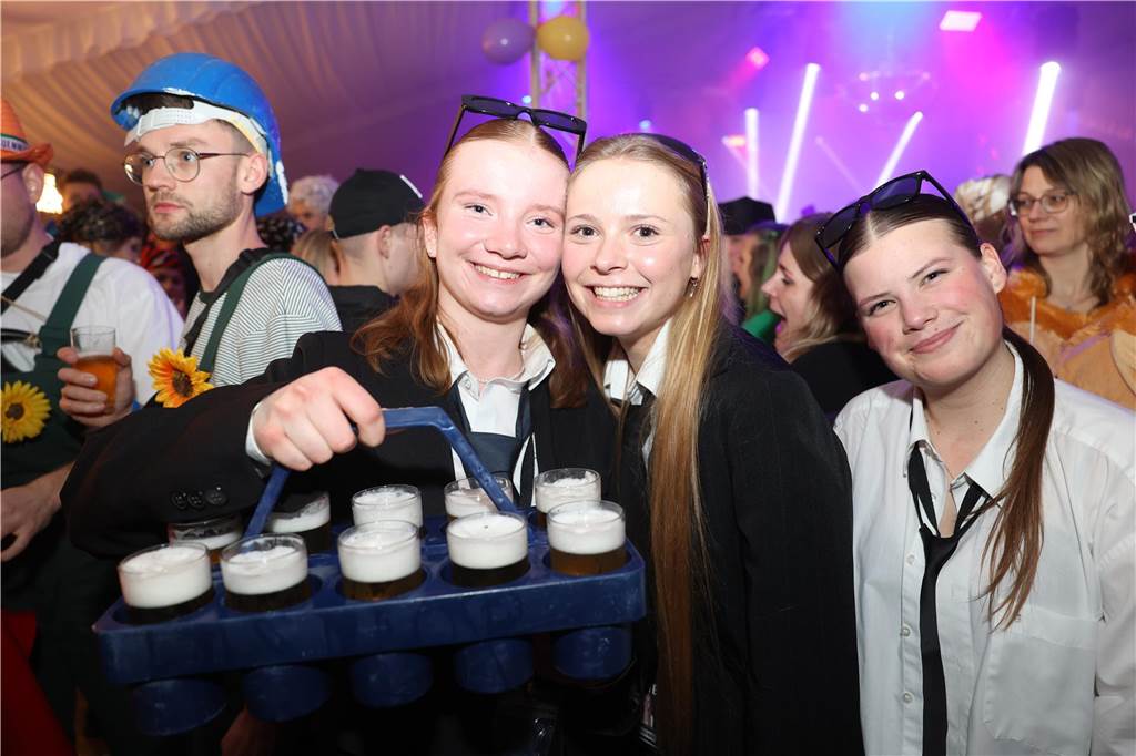 Viele, viele Fotos: So waren die Weiberfastnachtspartys in Olfen 2024 Weiberfastnacht in Olfen 2024