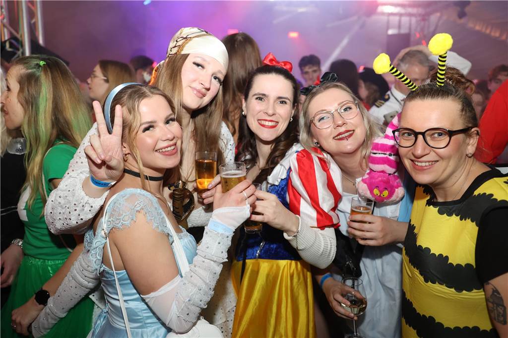 Viele, viele Fotos: So waren die Weiberfastnachtspartys in Olfen 2024 Weiberfastnacht in Olfen 2024