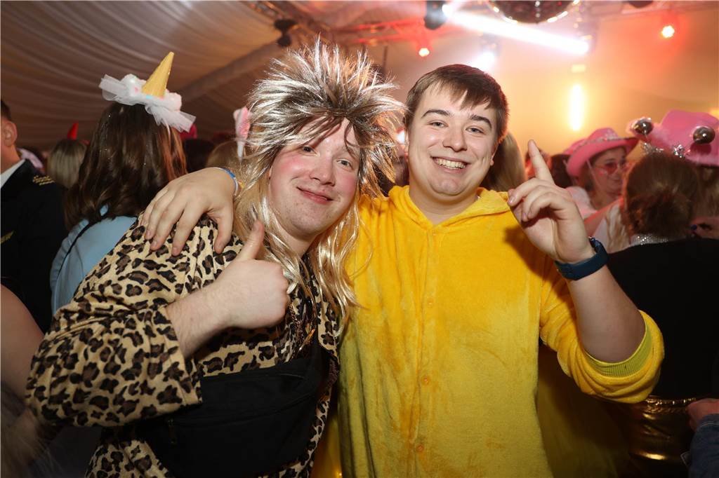 Viele, viele Fotos: So waren die Weiberfastnachtspartys in Olfen 2024 Weiberfastnacht in Olfen 2024