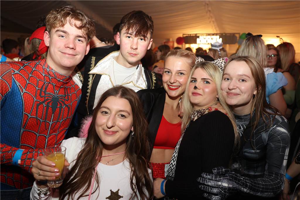 Viele, viele Fotos: So waren die Weiberfastnachtspartys in Olfen 2024 Weiberfastnacht in Olfen 2024
