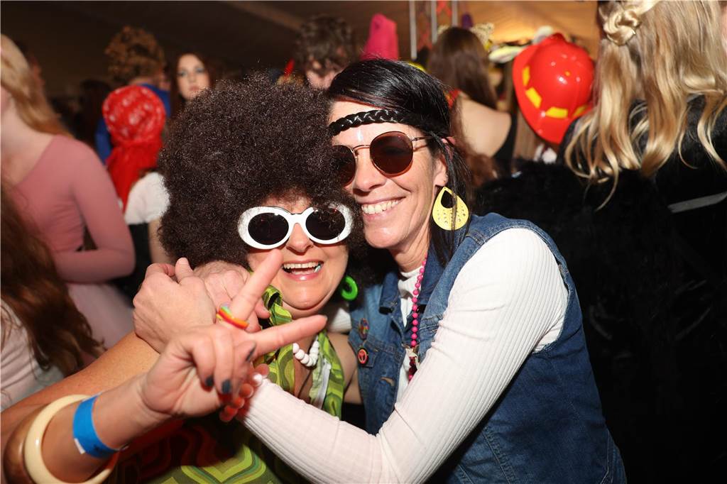 Viele, viele Fotos: So waren die Weiberfastnachtspartys in Olfen 2024 Weiberfastnacht in Olfen 2024