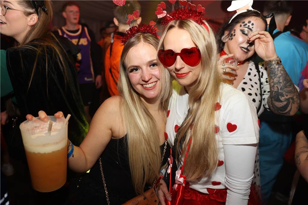 Viele, viele Fotos: So waren die Weiberfastnachtspartys in Olfen 2024 Weiberfastnacht in Olfen 2024