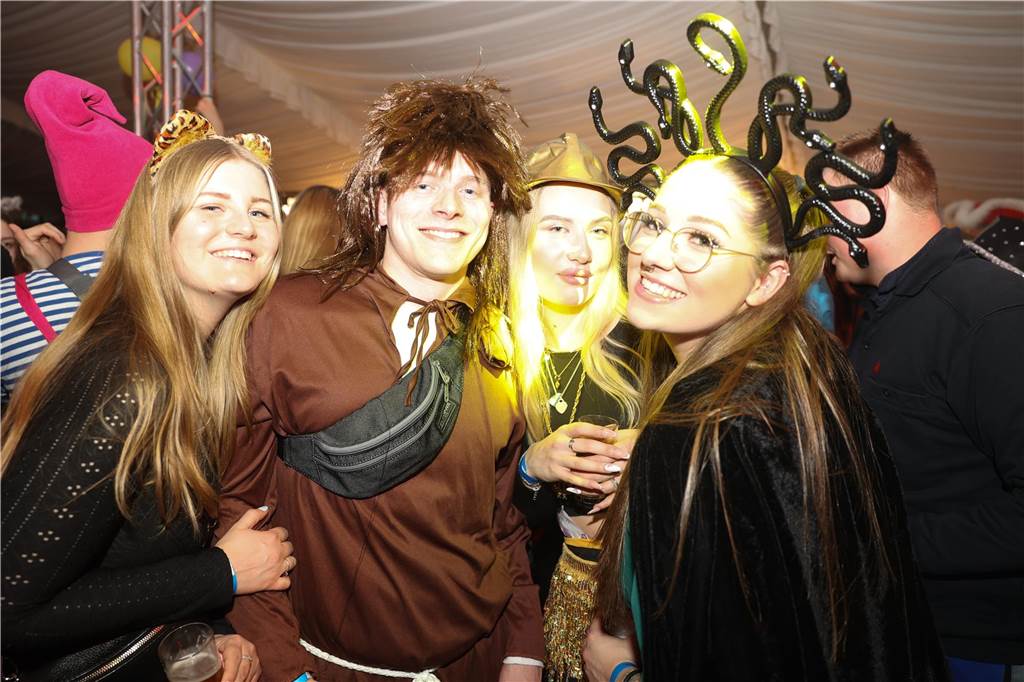 Viele, viele Fotos: So waren die Weiberfastnachtspartys in Olfen 2024 Weiberfastnacht in Olfen 2024