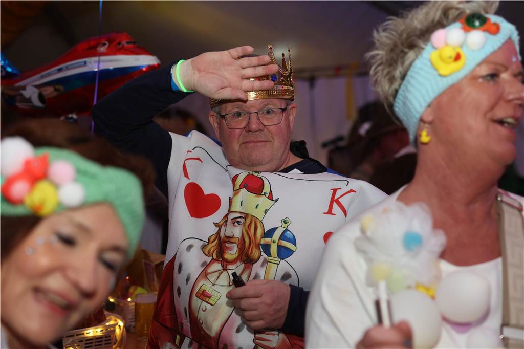 Viele, viele Fotos: So waren die Weiberfastnachtspartys in Olfen 2024 Weiberfastnacht in Olfen 2024