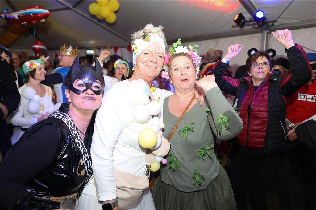 Viele, viele Fotos: So waren die Weiberfastnachtspartys in Olfen 2024 Weiberfastnacht in Olfen 2024