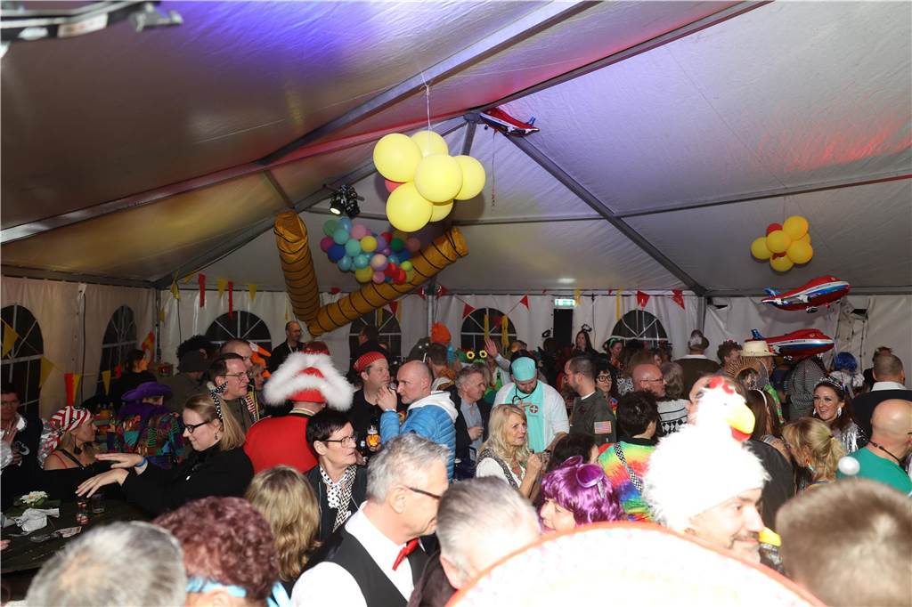 Viele, viele Fotos: So waren die Weiberfastnachtspartys in Olfen 2024 Weiberfastnacht in Olfen 2024