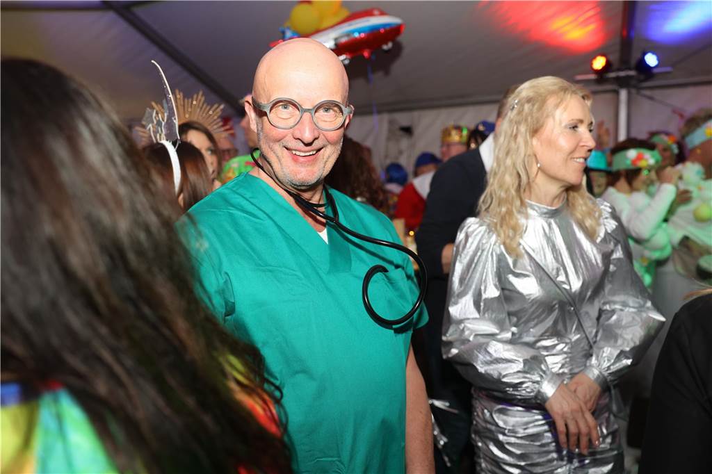 Viele, viele Fotos: So waren die Weiberfastnachtspartys in Olfen 2024 Weiberfastnacht in Olfen 2024