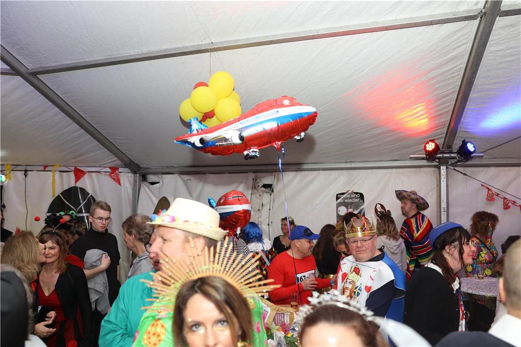 Viele, viele Fotos: So waren die Weiberfastnachtspartys in Olfen 2024 Weiberfastnacht in Olfen 2024
