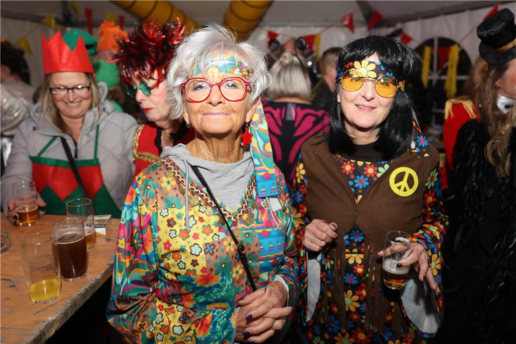 Viele, viele Fotos: So waren die Weiberfastnachtspartys in Olfen 2024 Weiberfastnacht in Olfen 2024