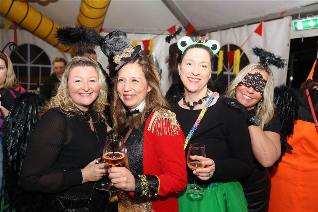 Viele, viele Fotos: So waren die Weiberfastnachtspartys in Olfen 2024 Weiberfastnacht in Olfen 2024