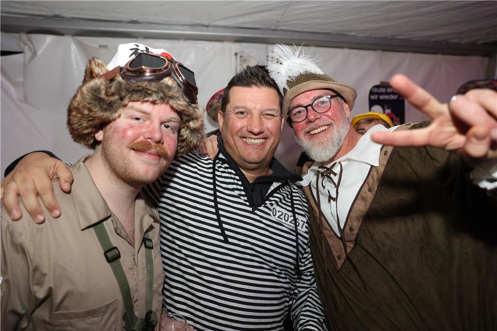 Viele, viele Fotos: So waren die Weiberfastnachtspartys in Olfen 2024 Weiberfastnacht in Olfen 2024