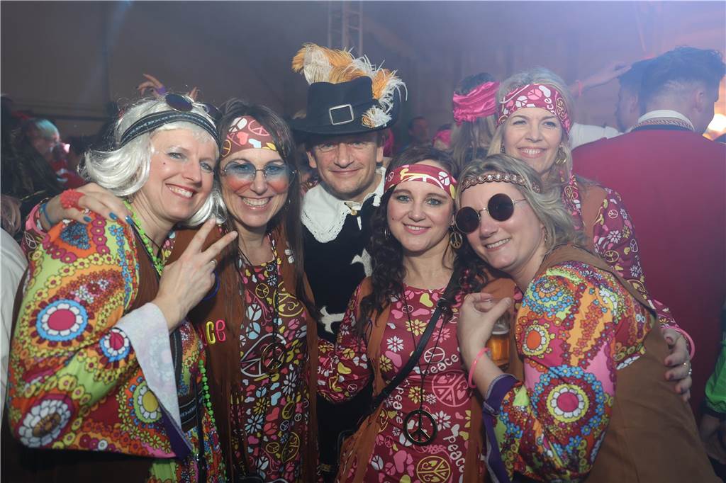 Viele, viele Fotos: So waren die Weiberfastnachtspartys in Olfen 2024 Weiberfastnacht in Olfen 2024