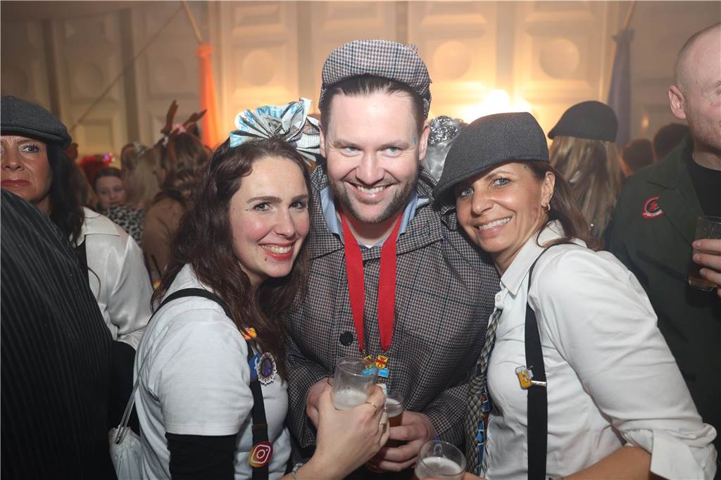 Viele, viele Fotos: So waren die Weiberfastnachtspartys in Olfen 2024 Weiberfastnacht in Olfen 2024