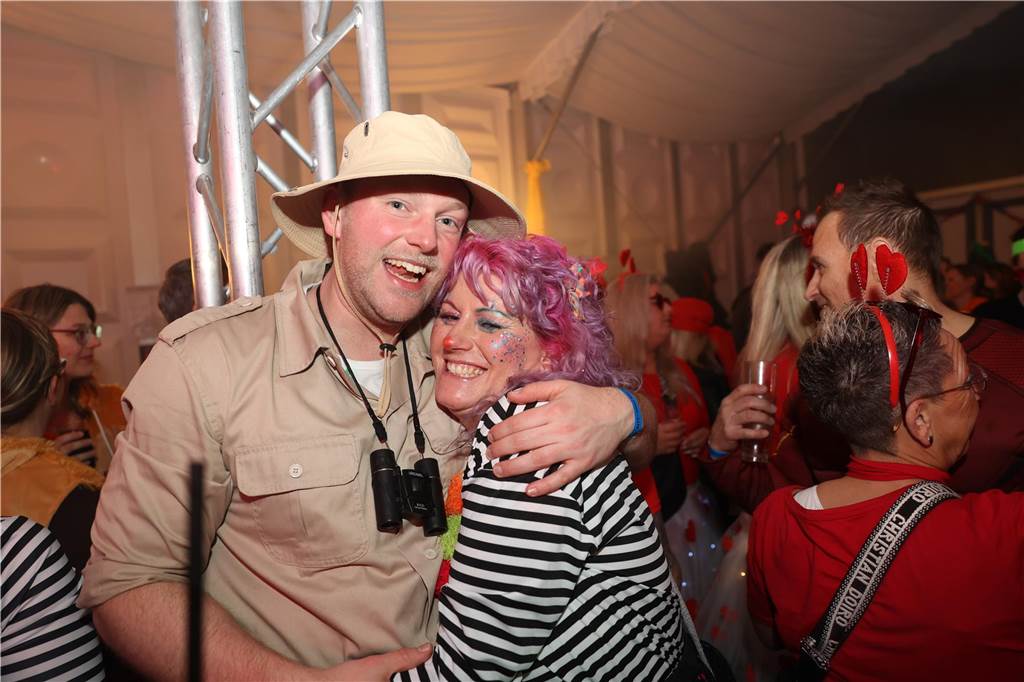 Viele, viele Fotos: So waren die Weiberfastnachtspartys in Olfen 2024 Weiberfastnacht in Olfen 2024