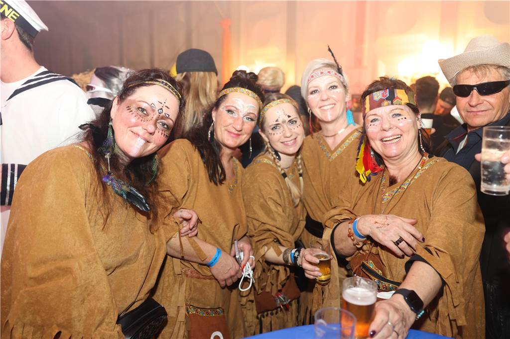 Viele, viele Fotos: So waren die Weiberfastnachtspartys in Olfen 2024 Weiberfastnacht in Olfen 2024
