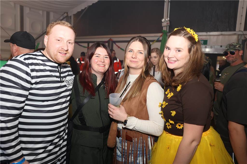 Viele, viele Fotos: So waren die Weiberfastnachtspartys in Olfen 2024 Weiberfastnacht in Olfen 2024