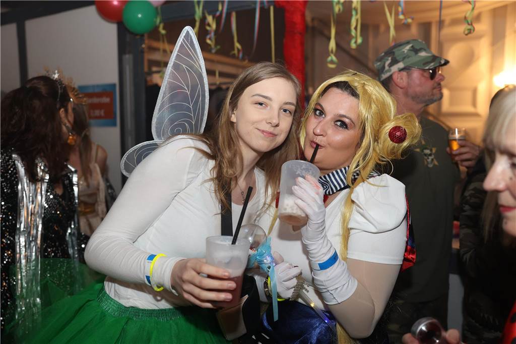 Viele, viele Fotos: So waren die Weiberfastnachtspartys in Olfen 2024 Weiberfastnacht in Olfen 2024