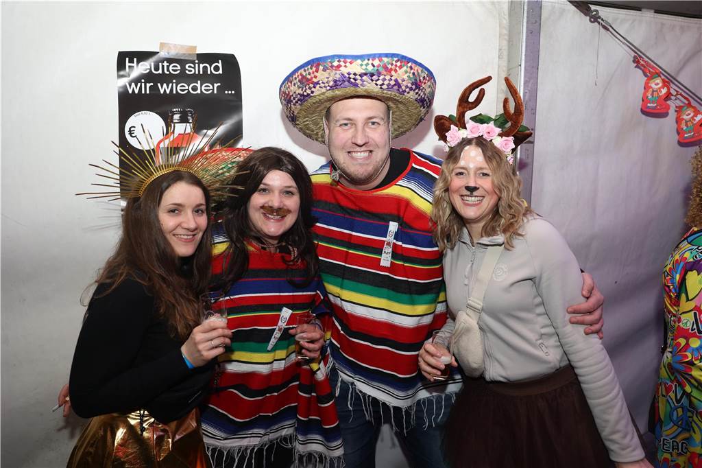Viele, viele Fotos: So waren die Weiberfastnachtspartys in Olfen 2024 Weiberfastnacht in Olfen 2024