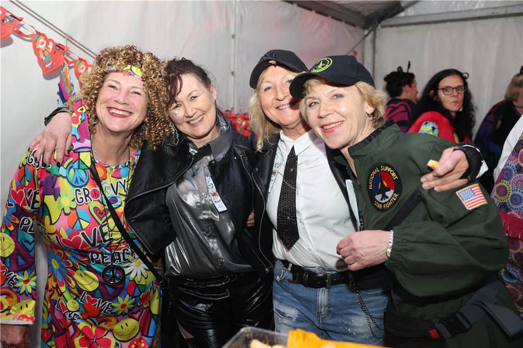 Viele, viele Fotos: So waren die Weiberfastnachtspartys in Olfen 2024 Weiberfastnacht in Olfen 2024