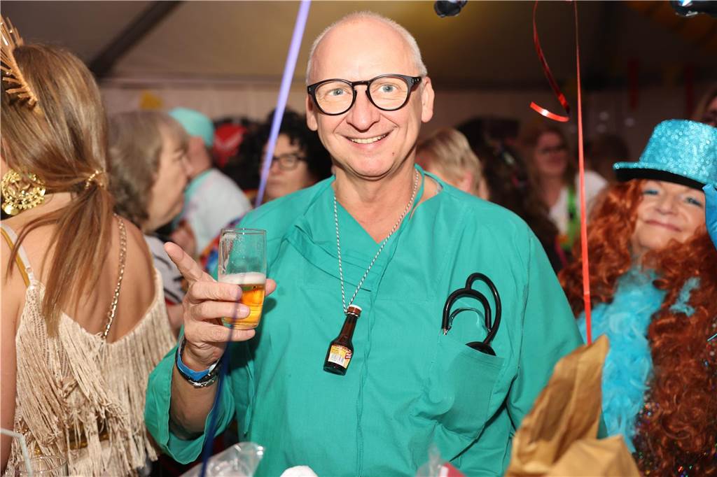 Viele, viele Fotos: So waren die Weiberfastnachtspartys in Olfen 2024 Weiberfastnacht in Olfen 2024