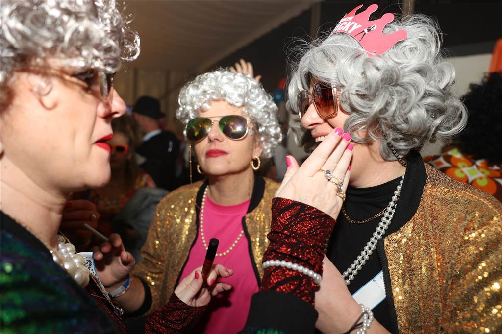 Viele, viele Fotos: So waren die Weiberfastnachtspartys in Olfen 2024 Weiberfastnacht in Olfen 2024