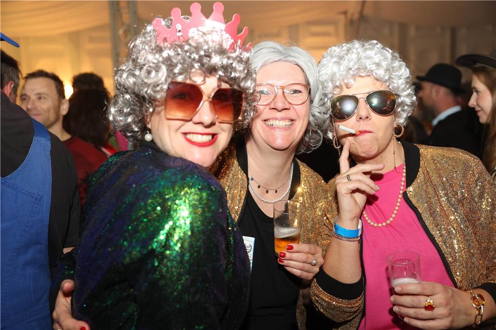 Viele, viele Fotos: So waren die Weiberfastnachtspartys in Olfen 2024 Weiberfastnacht in Olfen 2024