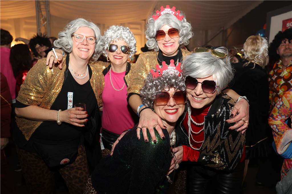 Viele, viele Fotos: So waren die Weiberfastnachtspartys in Olfen 2024 Weiberfastnacht in Olfen 2024