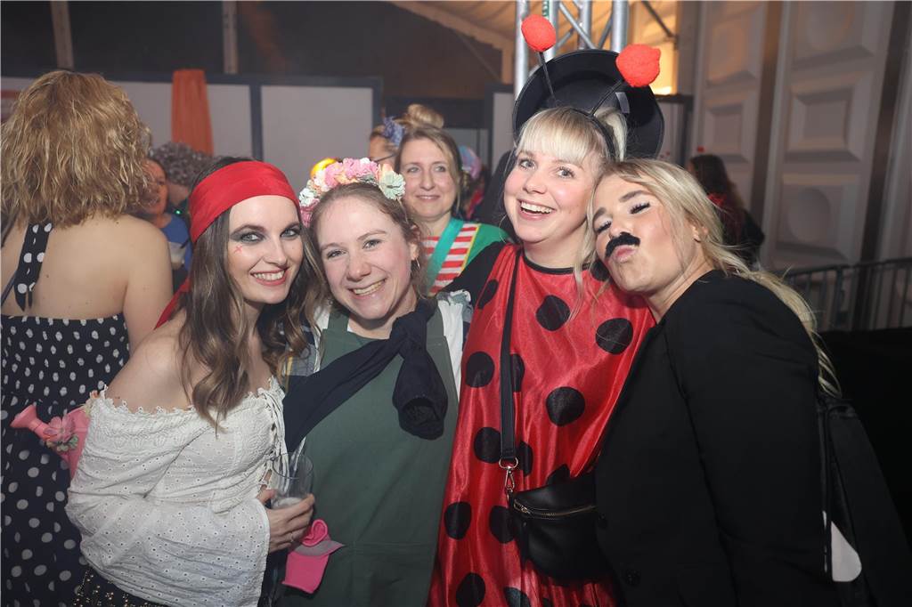 Viele, viele Fotos: So waren die Weiberfastnachtspartys in Olfen 2024 Weiberfastnacht in Olfen 2024