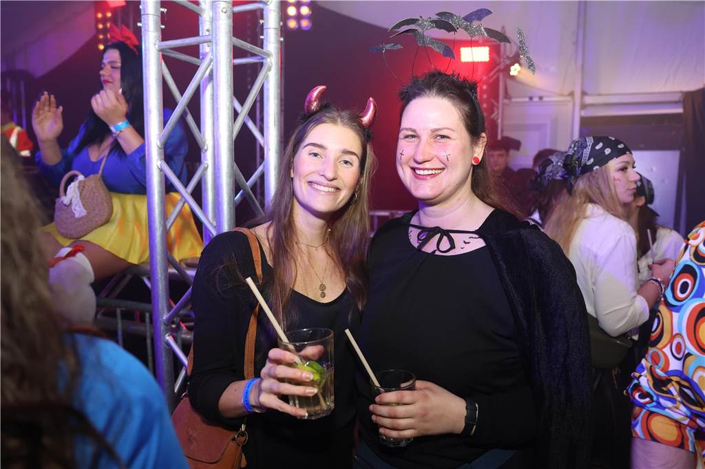 Viele, viele Fotos: So waren die Weiberfastnachtspartys in Olfen 2024 Weiberfastnacht in Olfen 2024