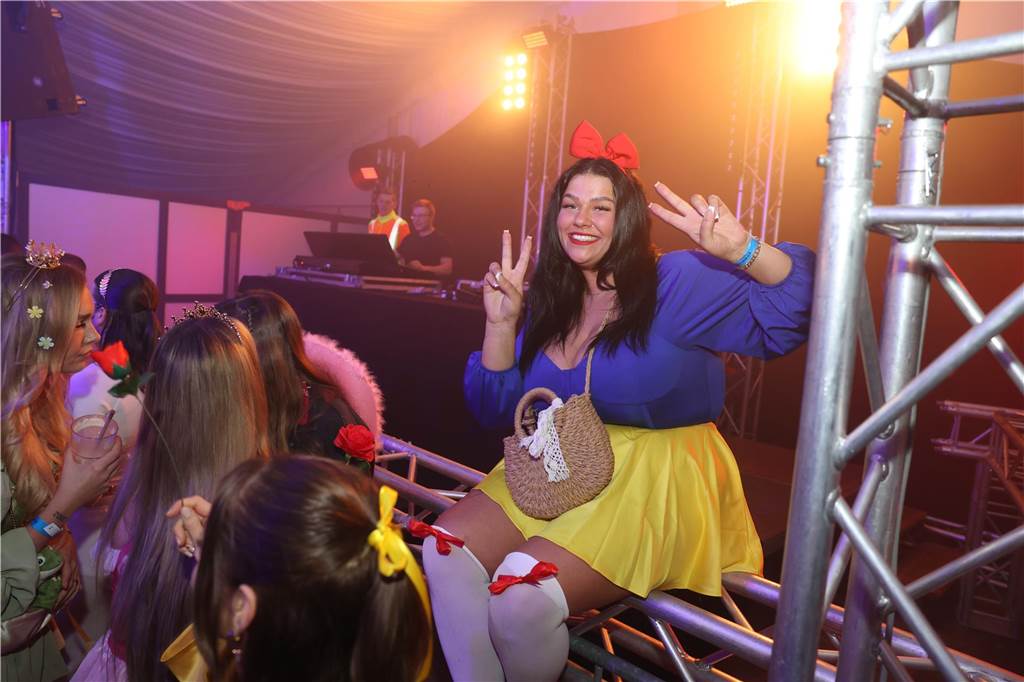 Viele, viele Fotos: So waren die Weiberfastnachtspartys in Olfen 2024 Weiberfastnacht in Olfen 2024